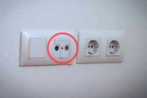 Lee más sobre el artículo Adiós a los problemas de WiFi. Así puedes convertir las tomas de antena de las habitaciones en una red Ethernet